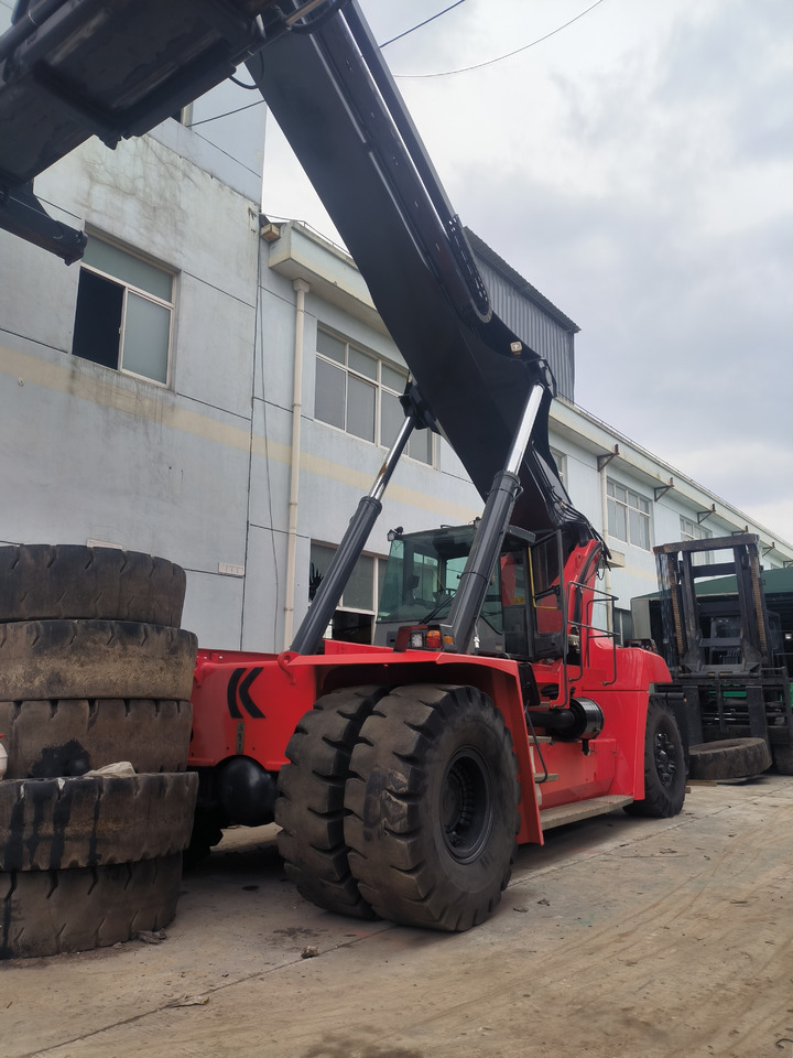 Kalmar DRF450 Used Reach stacker/Container forklift - Sānu konteineru krāvējs: foto 4 Kalmar DRF450 Used Reach stacker/Container forklift - Sānu konteineru krāvējs: foto 4