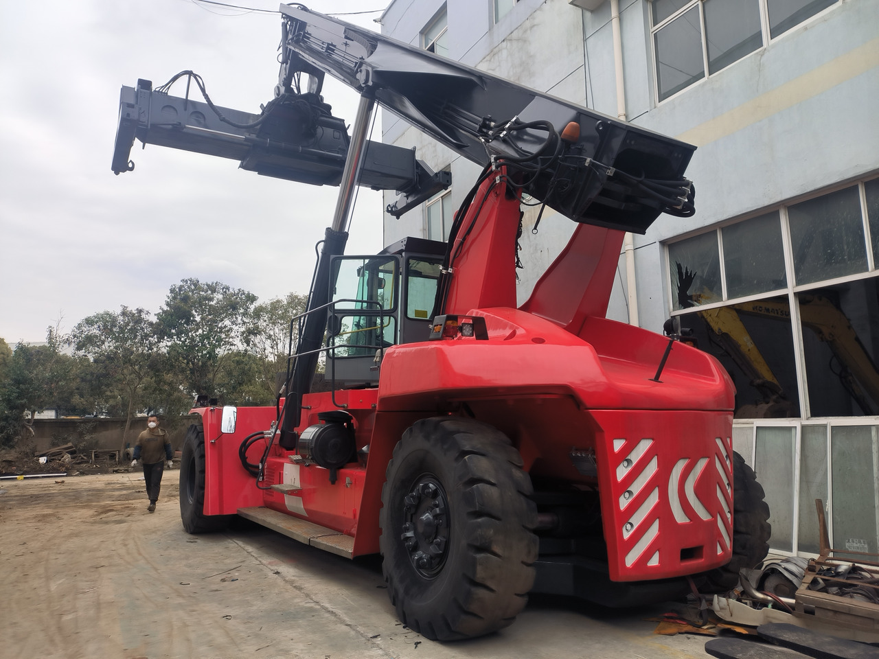 Kalmar DRF450 Used Reach stacker/Container forklift - Sānu konteineru krāvējs: foto 1 Kalmar DRF450 Used Reach stacker/Container forklift - Sānu konteineru krāvējs: foto 1