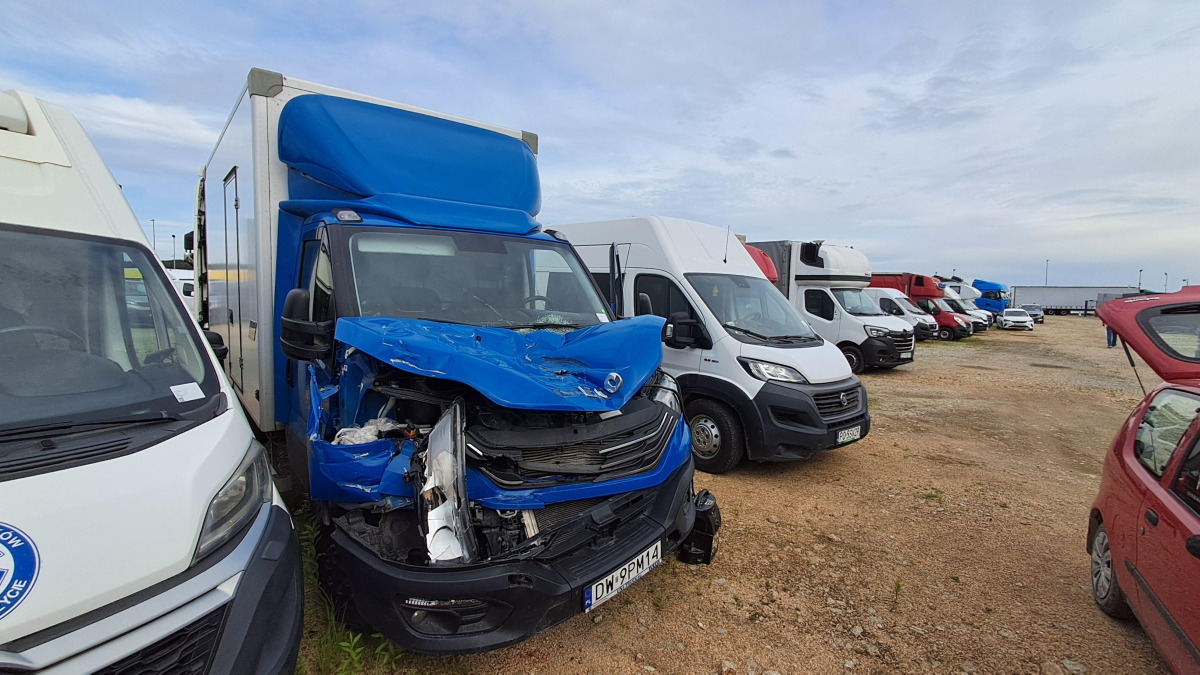 IVECO DAILY KONTENER Z WINDĄ - Kravas automašīna ar slēgto virsbūvi: foto 1 IVECO DAILY KONTENER Z WINDĄ - Kravas automašīna ar slēgto virsbūvi: foto 1