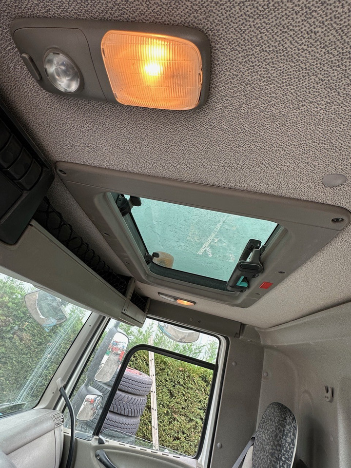 DAF CF 85.360 - Pacēlājs ar āķi: foto 2 DAF CF 85.360 - Pacēlājs ar āķi: foto 2