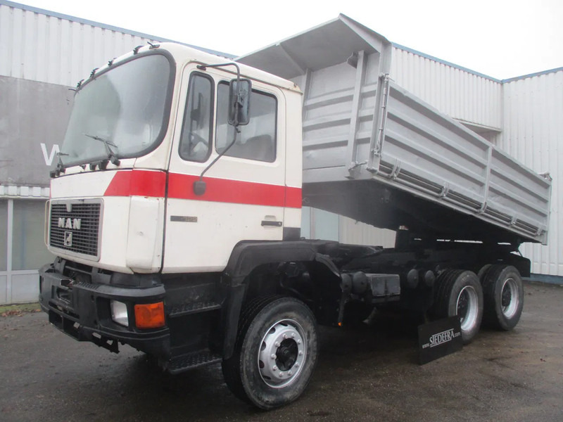 MAN 26 322 ZF Manual , 6x4 , 3 way tipper , Spring suspension - Kravas automašīna pašizgāzējs: foto 1 MAN 26 322 ZF Manual , 6x4 , 3 way tipper , Spring suspension - Kravas automašīna pašizgāzējs: foto 1