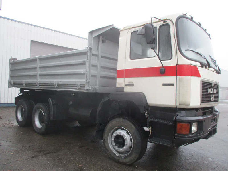 MAN 26 322 ZF Manual , 6x4 , 3 way tipper , Spring suspension - Kravas automašīna pašizgāzējs: foto 4 MAN 26 322 ZF Manual , 6x4 , 3 way tipper , Spring suspension - Kravas automašīna pašizgāzējs: foto 4