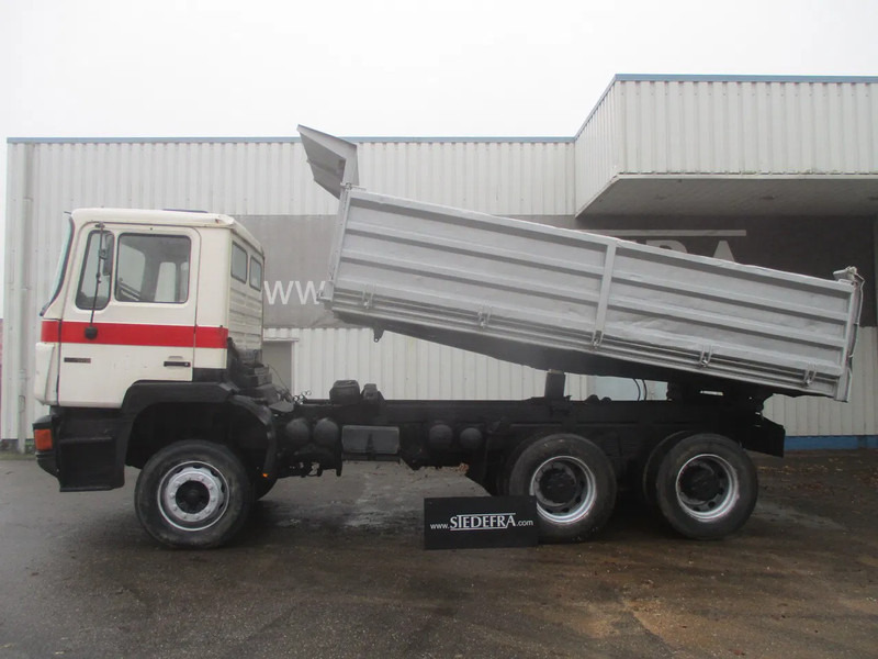 MAN 26 322 ZF Manual , 6x4 , 3 way tipper , Spring suspension - Kravas automašīna pašizgāzējs: foto 2 MAN 26 322 ZF Manual , 6x4 , 3 way tipper , Spring suspension - Kravas automašīna pašizgāzējs: foto 2