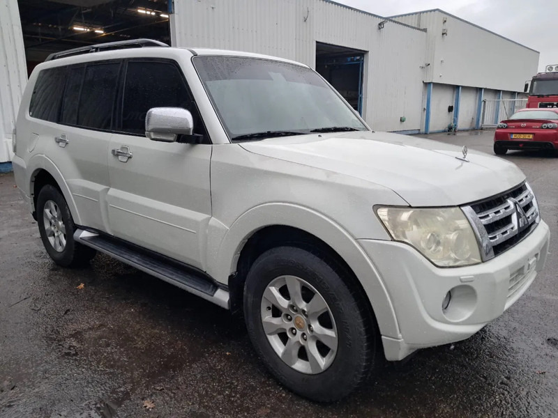 Mitsubishi Pajero GLS 3.5 - V6 , 4x4 , 7 Pers., Full Option - Vieglā automašīna: foto 4 Mitsubishi Pajero GLS 3.5 - V6 , 4x4 , 7 Pers., Full Option - Vieglā automašīna: foto 4