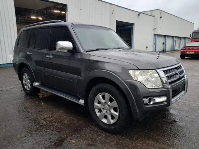 Mitsubishi Pajero GLS 3.5 - V6 , 4x4 , 7 Pers., Full Option - Vieglā automašīna: foto 4 Mitsubishi Pajero GLS 3.5 - V6 , 4x4 , 7 Pers., Full Option - Vieglā automašīna: foto 4