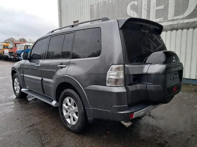 Mitsubishi Pajero GLS 3.5 - V6 , 4x4 , 7 Pers., Full Option - Vieglā automašīna: foto 5 Mitsubishi Pajero GLS 3.5 - V6 , 4x4 , 7 Pers., Full Option - Vieglā automašīna: foto 5