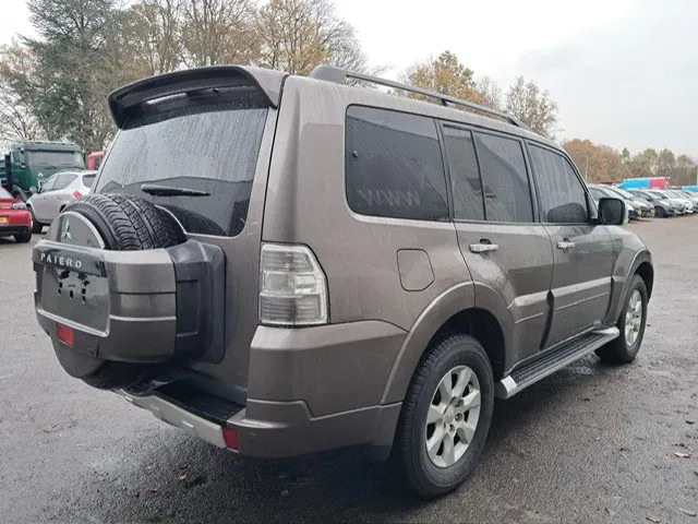 Mitsubishi Pajero GLS 3.5 - V6 , 4x4 , 7 Pers. , Full option - Vieglā automašīna: foto 3 Mitsubishi Pajero GLS 3.5 - V6 , 4x4 , 7 Pers. , Full option - Vieglā automašīna: foto 3