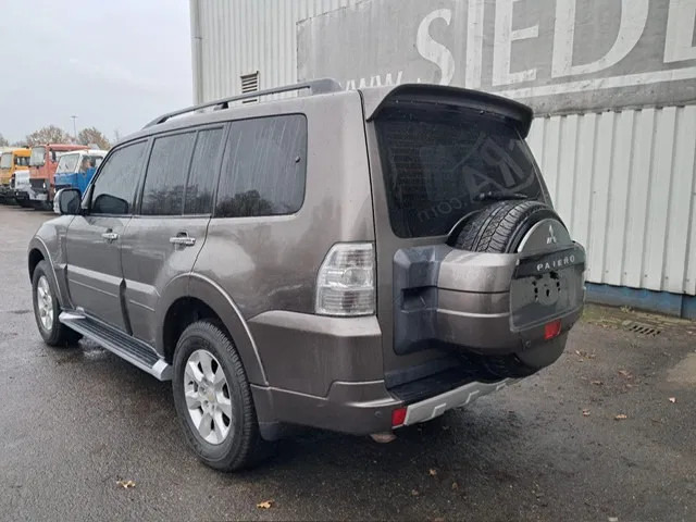Mitsubishi Pajero GLS 3.5 - V6 , 4x4 , 7 Pers. , Full option - Vieglā automašīna: foto 5 Mitsubishi Pajero GLS 3.5 - V6 , 4x4 , 7 Pers. , Full option - Vieglā automašīna: foto 5