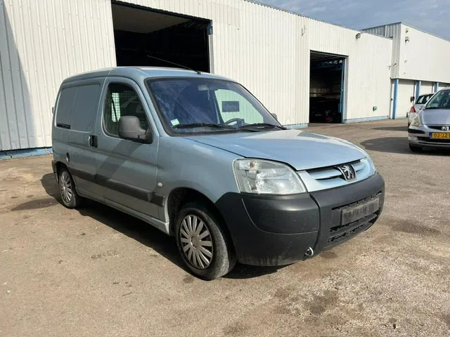 Peugeot Partner 1.9 D , Airco , Belgium Regestration - Mazs furgons: foto 4 Peugeot Partner 1.9 D , Airco , Belgium Regestration - Mazs furgons: foto 4