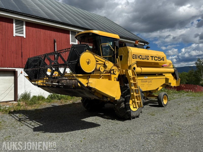 2000 New Holland TC 54 skurtresker / 12 fot skjærebord / spill indikator / 1850 timer - Labības kombains: foto 1 2000 New Holland TC 54 skurtresker / 12 fot skjærebord / spill indikator / 1850 timer - Labības kombains: foto 1