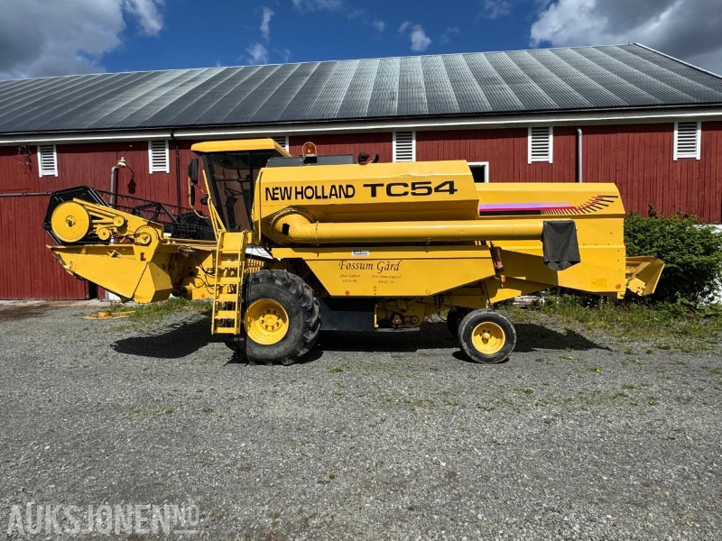 2000 New Holland TC 54 skurtresker / 12 fot skjærebord / spill indikator / 1850 timer - Labības kombains: foto 2 2000 New Holland TC 54 skurtresker / 12 fot skjærebord / spill indikator / 1850 timer - Labības kombains: foto 2