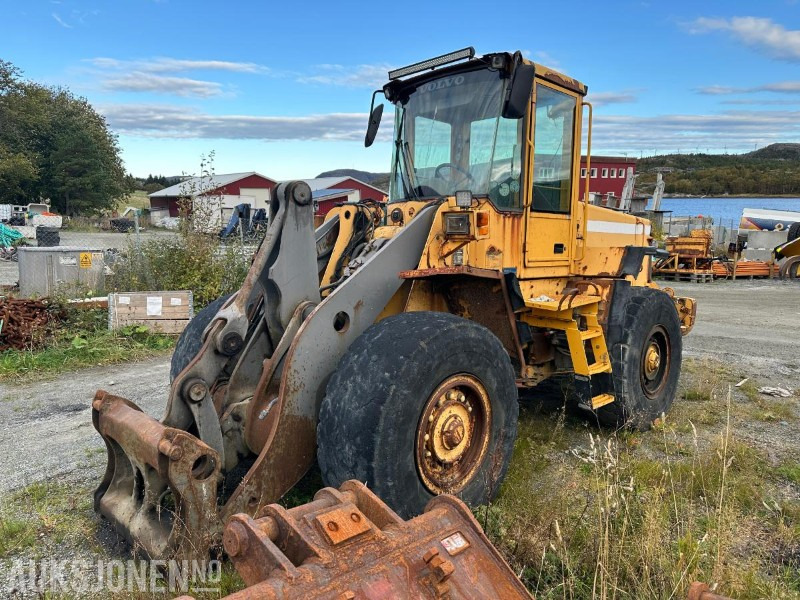 2002 Volvo L90D hjullaster – 17 tonn // Helgummihjul // Sentralsmøring - Riteņu iekrāvējs: foto 1 2002 Volvo L90D hjullaster – 17 tonn // Helgummihjul // Sentralsmøring - Riteņu iekrāvējs: foto 1