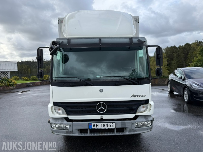 2010 Mercedes-Benz Atego 818 skapbil m/ Thermo King og Zepro bakløft - Kravas automašīna ar slēgto virsbūvi: foto 2 2010 Mercedes-Benz Atego 818 skapbil m/ Thermo King og Zepro bakløft - Kravas automašīna ar slēgto virsbūvi: foto 2