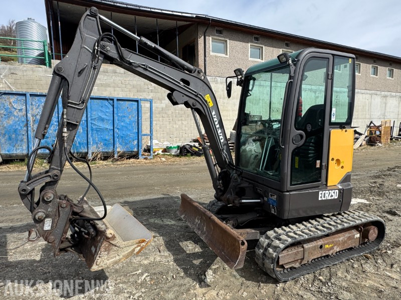 2013 Volvo ECR25D gravemaskin med 3 skuffer - Mini-ekskavators: foto 1 2013 Volvo ECR25D gravemaskin med 3 skuffer - Mini-ekskavators: foto 1
