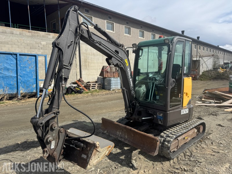 2013 Volvo ECR25D gravemaskin med 3 skuffer - Mini-ekskavators: foto 4 2013 Volvo ECR25D gravemaskin med 3 skuffer - Mini-ekskavators: foto 4