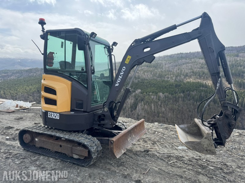 2013 Volvo ECR25D gravemaskin med 3 skuffer - Mini-ekskavators: foto 2 2013 Volvo ECR25D gravemaskin med 3 skuffer - Mini-ekskavators: foto 2
