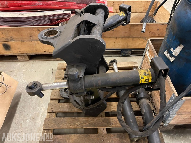 2016 Engcon Tiltrotator S70 Selges som reperasjons objekt - Celtniecības maisītājs: foto 1 2016 Engcon Tiltrotator S70 Selges som reperasjons objekt - Celtniecības maisītājs: foto 1