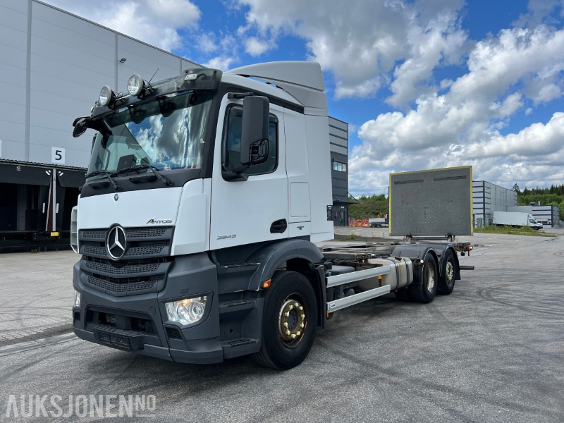 2016 Mercedes-Benz Antos 2545 containerbil med baklem, ryggekamera, hengerfeste, bluetec - Konteineru vedējs/ Kravas automašīna ar noņemamā virsbūve: foto 1 2016 Mercedes-Benz Antos 2545 containerbil med baklem, ryggekamera, hengerfeste, bluetec - Konteineru vedējs/ Kravas automašīna ar noņemamā virsbūve: foto 1