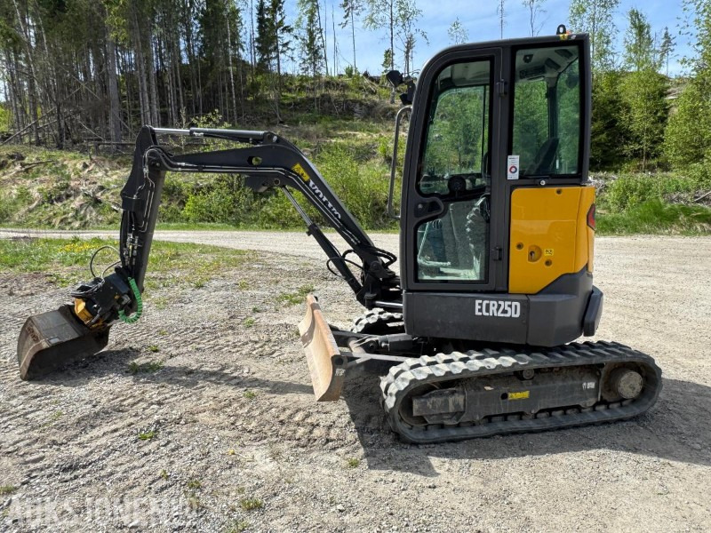 2017 Volvo ECR25D m/Engcon tiltrotator, SE-klype, 3 skuffer, vibroplate, 891 timer, Minigraver - Mini-ekskavators: foto 1 2017 Volvo ECR25D m/Engcon tiltrotator, SE-klype, 3 skuffer, vibroplate, 891 timer, Minigraver - Mini-ekskavators: foto 1