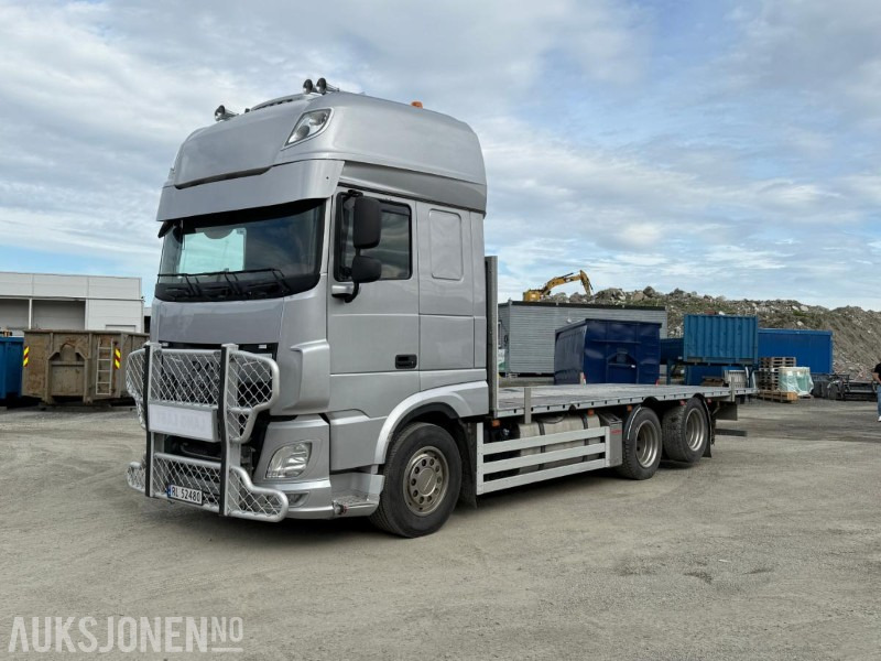 2019 DAF XF 530 FAS 6X2 Planbil - Strøere - Påkostet - VBG - 464432KM - Bortu kravas automašīna/ Platforma: foto 1 2019 DAF XF 530 FAS 6X2 Planbil - Strøere - Påkostet - VBG - 464432KM - Bortu kravas automašīna/ Platforma: foto 1
