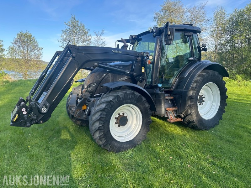 2019 Valtra N174 med frontlaster og mye utstyr - Traktors: foto 1 2019 Valtra N174 med frontlaster og mye utstyr - Traktors: foto 1