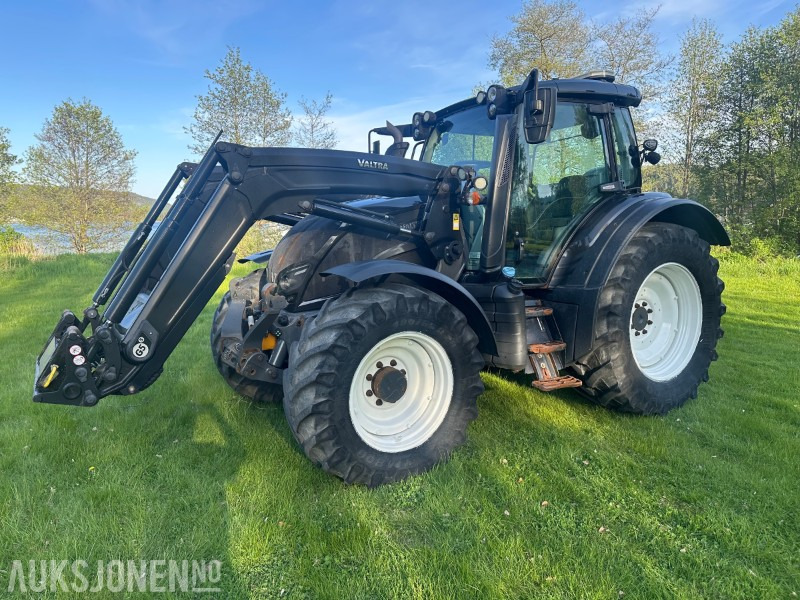 Traktors 2019 Valtra N174 med frontlaster og mye utstyr: foto 1