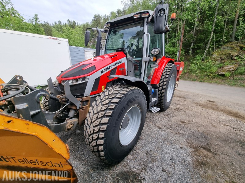 2022 Massey Ferguson 5S.145 traktor med Strøkasse og V-plog - Traktors: foto 1 2022 Massey Ferguson 5S.145 traktor med Strøkasse og V-plog - Traktors: foto 1