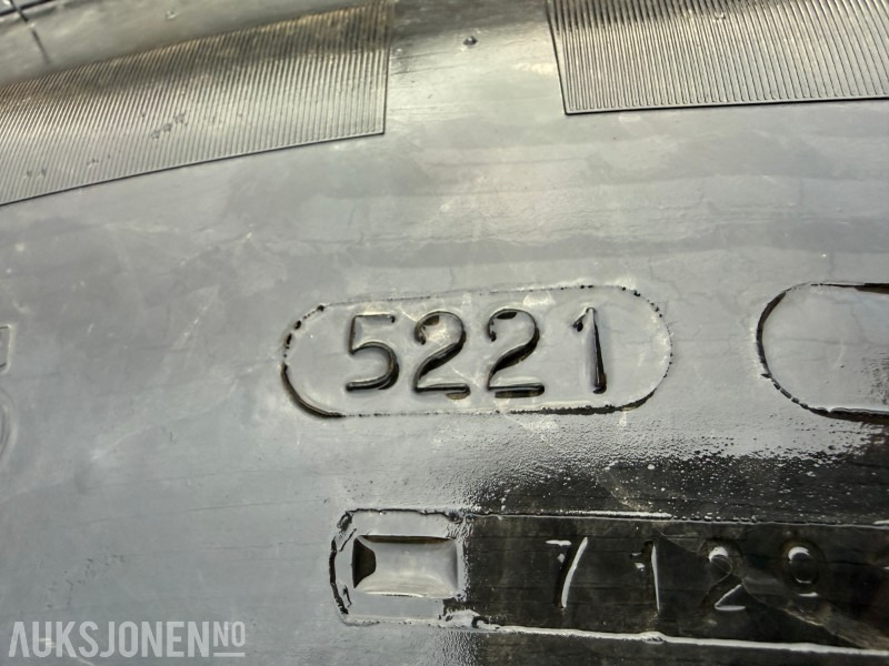 4 stk traktordekk med pigg stått på New Holland T5060 - Traktors: foto 3 4 stk traktordekk med pigg stått på New Holland T5060 - Traktors: foto 3