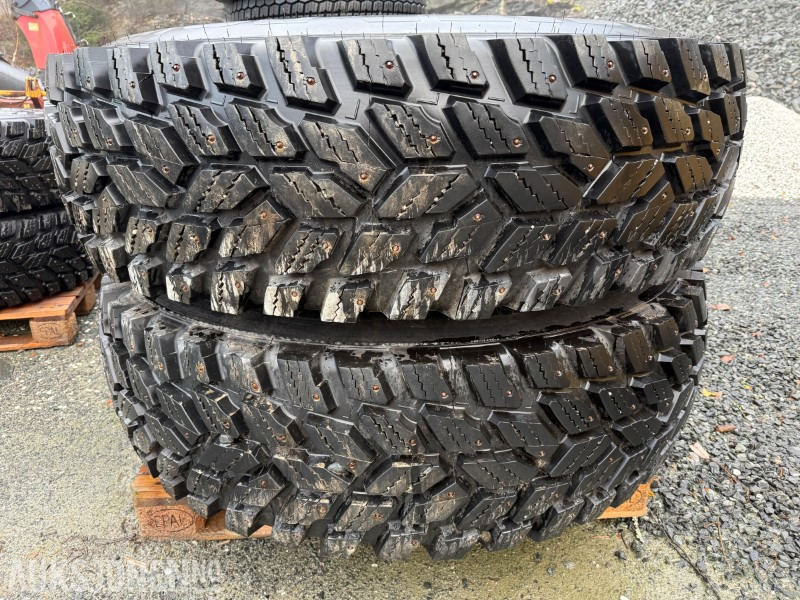 4 stk traktordekk med pigg stått på New Holland T5060 - Traktors: foto 1 4 stk traktordekk med pigg stått på New Holland T5060 - Traktors: foto 1