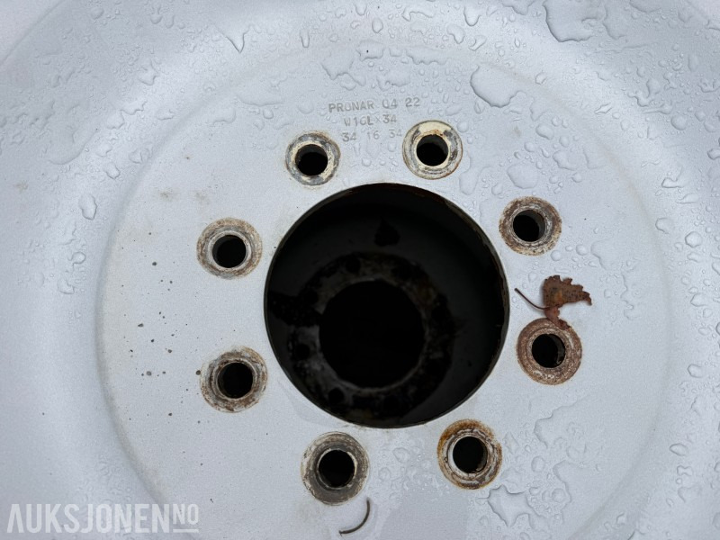 4 stk traktordekk med pigg stått på New Holland T5060 - Traktors: foto 4 4 stk traktordekk med pigg stått på New Holland T5060 - Traktors: foto 4