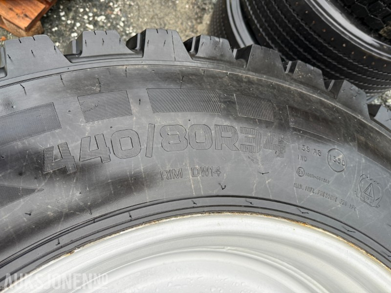 4 stk traktordekk med pigg stått på New Holland T5060 - Traktors: foto 2 4 stk traktordekk med pigg stått på New Holland T5060 - Traktors: foto 2
