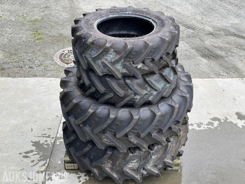 BKT AGRIMAX RT 765 TRAKTORDEKK 320/70 R 20 + 420/70 R 28 - Traktors: foto 4 BKT AGRIMAX RT 765 TRAKTORDEKK 320/70 R 20 + 420/70 R 28 - Traktors: foto 4