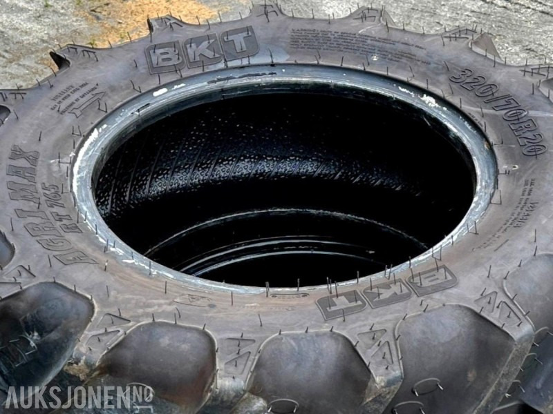 BKT AGRIMAX RT 765 TRAKTORDEKK 320/70 R 20 + 420/70 R 28 - Traktors: foto 5 BKT AGRIMAX RT 765 TRAKTORDEKK 320/70 R 20 + 420/70 R 28 - Traktors: foto 5