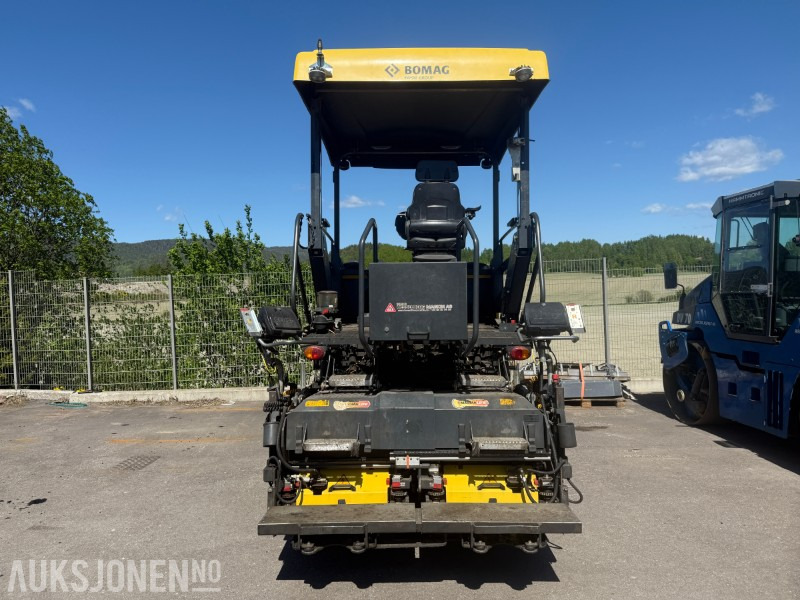 Bomag BF 300 P-2 Asfaltlegger - 54,6 kW - med 25cm utvidersett til screed og ekstra screedplatesett - Celtniecības maisītājs: foto 4 Bomag BF 300 P-2 Asfaltlegger - 54,6 kW - med 25cm utvidersett til screed og ekstra screedplatesett - Celtniecības maisītājs: foto 4