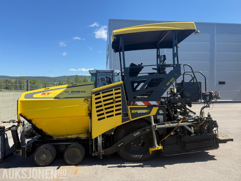 Bomag BF 300 P-2 Asfaltlegger - 54,6 kW - med 25cm utvidersett til screed og ekstra screedplatesett - Celtniecības maisītājs: foto 2 Bomag BF 300 P-2 Asfaltlegger - 54,6 kW - med 25cm utvidersett til screed og ekstra screedplatesett - Celtniecības maisītājs: foto 2