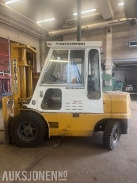 1987 Mitsubishi FD35 3.5 tonns dieseltruck med lukket førerhus - Iekraušanas tehnika: foto 1 1987 Mitsubishi FD35 3.5 tonns dieseltruck med lukket førerhus - Iekraušanas tehnika: foto 1