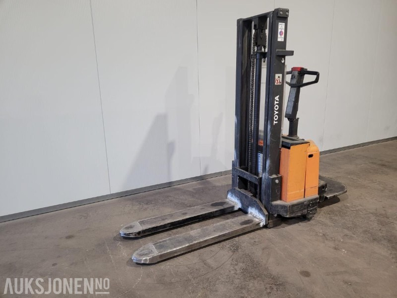 2000 Toyota Stabler - Iekraušanas tehnika: foto 1 2000 Toyota Stabler - Iekraušanas tehnika: foto 1