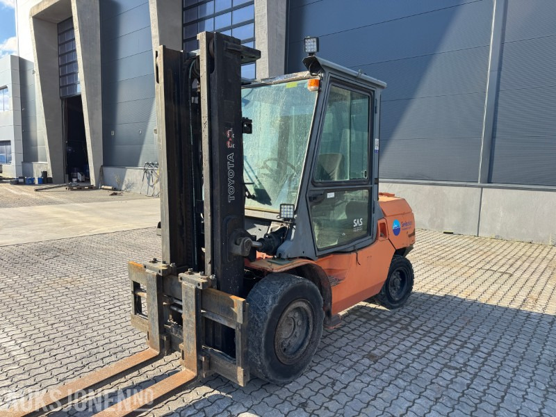 2004 Toyota 02-7FD45 gaffeltruck – 4,5 tonn, diesel, hytte - Iekraušanas tehnika: foto 2 2004 Toyota 02-7FD45 gaffeltruck – 4,5 tonn, diesel, hytte - Iekraušanas tehnika: foto 2