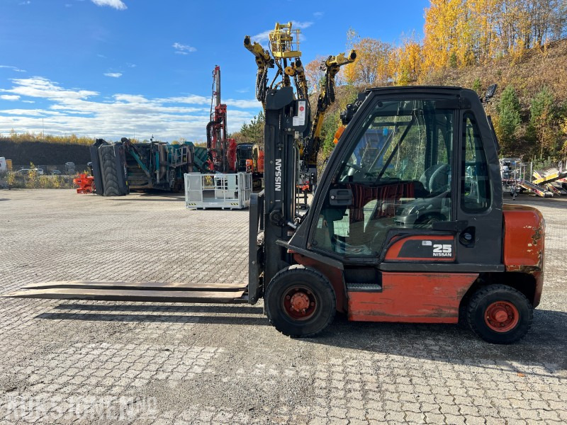 Nissan E25 med 2500kg løfte kapasitet 3,3 m løfte høyde - Iekraušanas tehnika: foto 2 Nissan E25 med 2500kg løfte kapasitet 3,3 m løfte høyde - Iekraušanas tehnika: foto 2