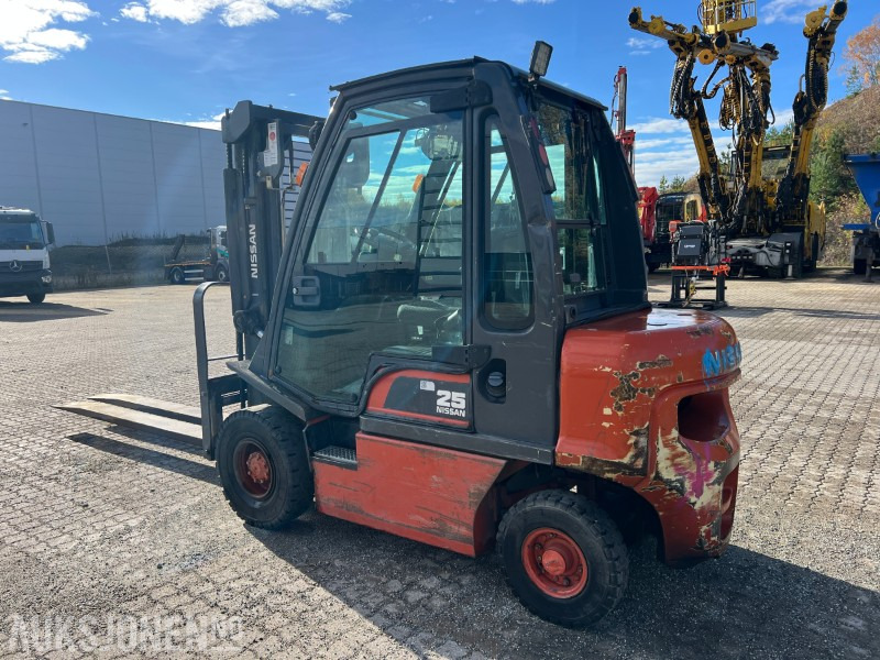 Nissan E25 med 2500kg løfte kapasitet 3,3 m løfte høyde - Iekraušanas tehnika: foto 3 Nissan E25 med 2500kg løfte kapasitet 3,3 m løfte høyde - Iekraušanas tehnika: foto 3