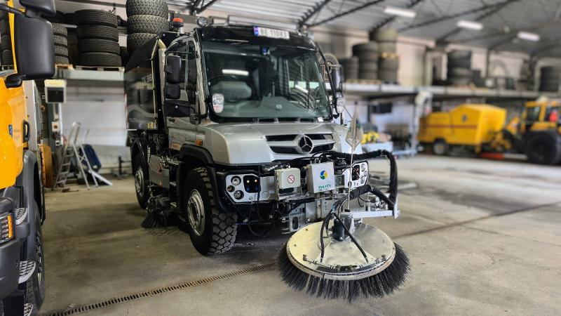 2017 Mercedes-Benz Unimog U423 komplett pakke med feieutstyr, Schmidt Stratos spreder og Schmidt plog - Kravas automašīna: foto 3 2017 Mercedes-Benz Unimog U423 komplett pakke med feieutstyr, Schmidt Stratos spreder og Schmidt plog - Kravas automašīna: foto 3