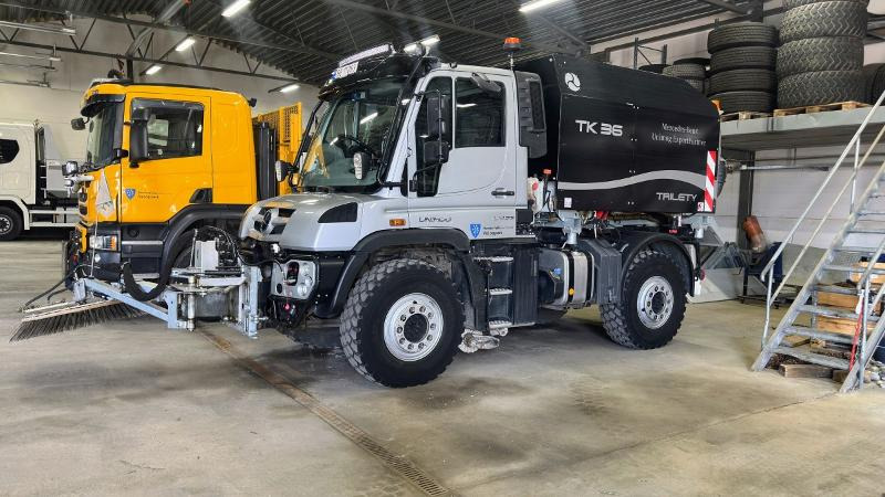 2017 Mercedes-Benz Unimog U423 komplett pakke med feieutstyr, Schmidt Stratos spreder og Schmidt plog - Kravas automašīna: foto 1 2017 Mercedes-Benz Unimog U423 komplett pakke med feieutstyr, Schmidt Stratos spreder og Schmidt plog - Kravas automašīna: foto 1