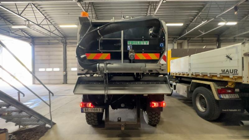 2017 Mercedes-Benz Unimog U423 komplett pakke med feieutstyr, Schmidt Stratos spreder og Schmidt plog - Kravas automašīna: foto 5 2017 Mercedes-Benz Unimog U423 komplett pakke med feieutstyr, Schmidt Stratos spreder og Schmidt plog - Kravas automašīna: foto 5