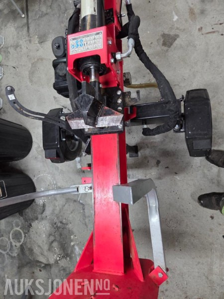 2025 Hecht 6422 ATV Vedkløyver – 22 tonn | Lite brukt (30–35 timer) - Lauksaimniecības tehnika: foto 2 2025 Hecht 6422 ATV Vedkløyver – 22 tonn | Lite brukt (30–35 timer) - Lauksaimniecības tehnika: foto 2