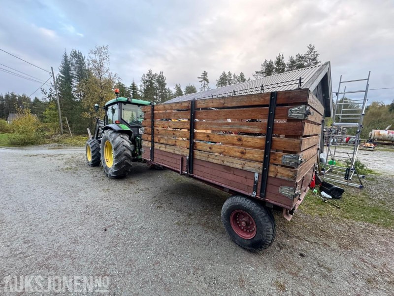 Uregistrert Moelven tilhenger til traktor med høye karmer - Lauksaimniecības tehnika: foto 1 Uregistrert Moelven tilhenger til traktor med høye karmer - Lauksaimniecības tehnika: foto 1