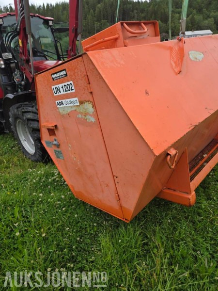 1900 Farmartanken AB 3000 l - Papildaprīkojums - Celtniecības tehnika: foto 4 1900 Farmartanken AB 3000 l - Papildaprīkojums - Celtniecības tehnika: foto 4
