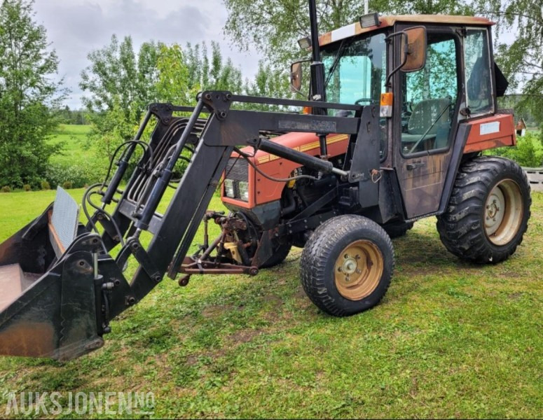 Traktor - 2001 Belarus 320 - Traktors: foto 1 Traktor - 2001 Belarus 320 - Traktors: foto 1
