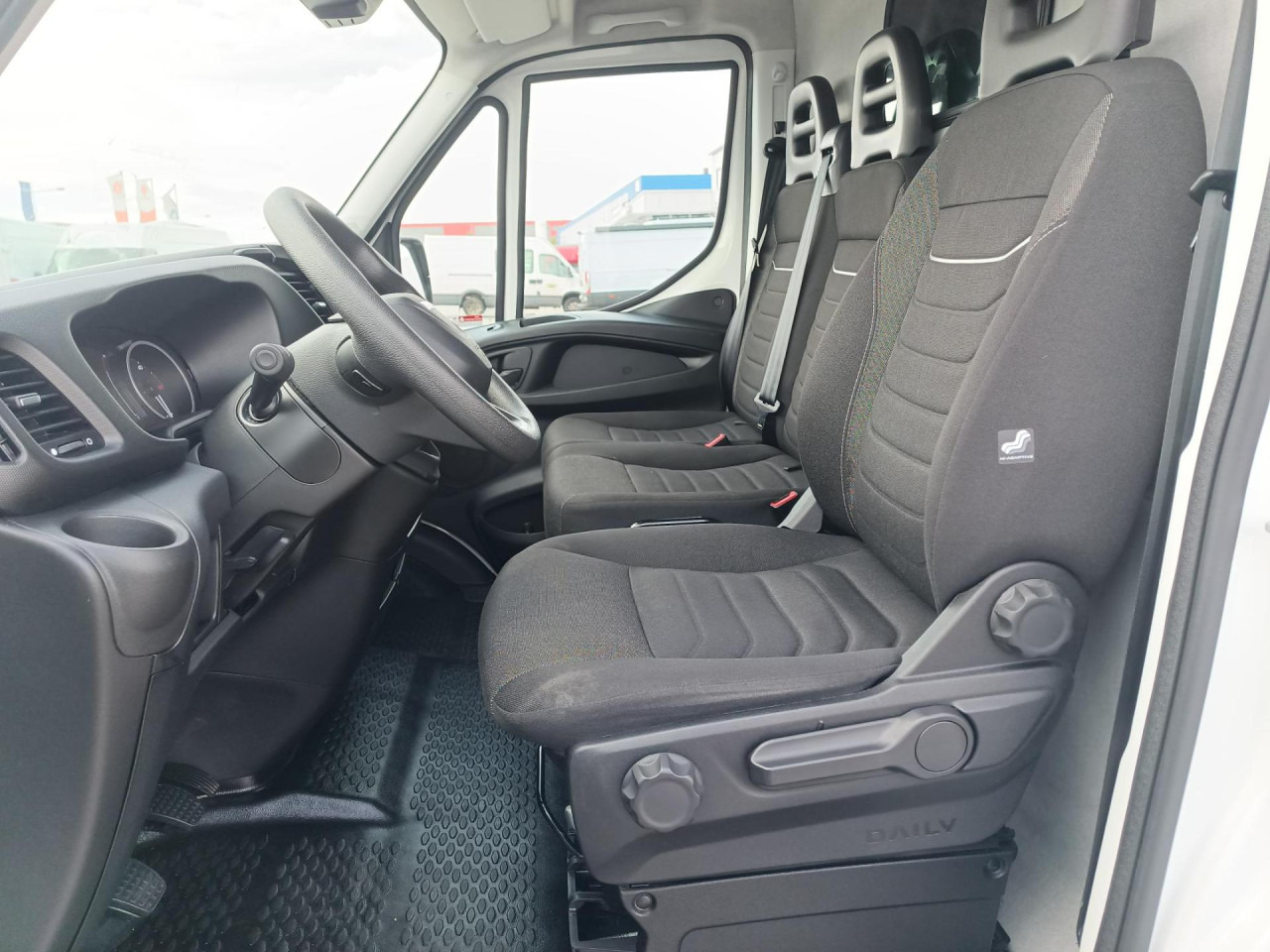IVECO Daily 35S16V - Kravas mikroautobuss: foto 5 IVECO Daily 35S16V - Kravas mikroautobuss: foto 5