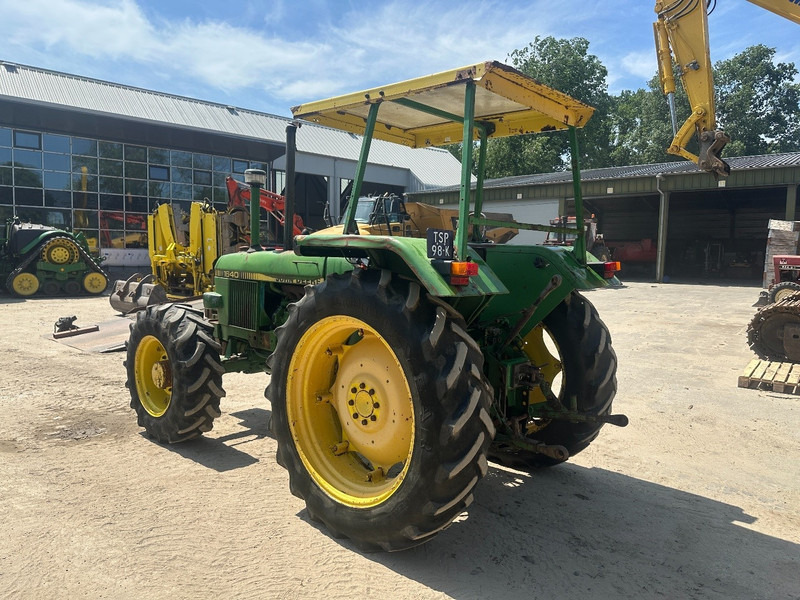 John Deere 1640 4x4 - Traktors ar paaugstinātu klīrensu: foto 5 John Deere 1640 4x4 - Traktors ar paaugstinātu klīrensu: foto 5