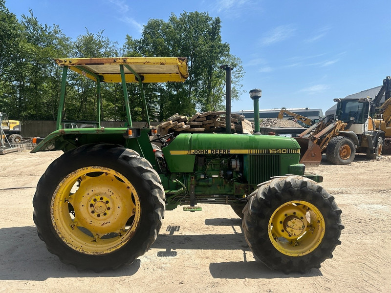 John Deere 1640 4x4 - Traktors ar paaugstinātu klīrensu: foto 4 John Deere 1640 4x4 - Traktors ar paaugstinātu klīrensu: foto 4